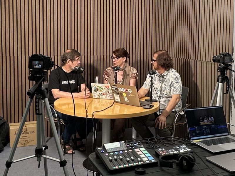 Recording set. Seated at the table, from left to right, are Jesús M. González Barahona, Florencia Claes, and Tomás Zarza.